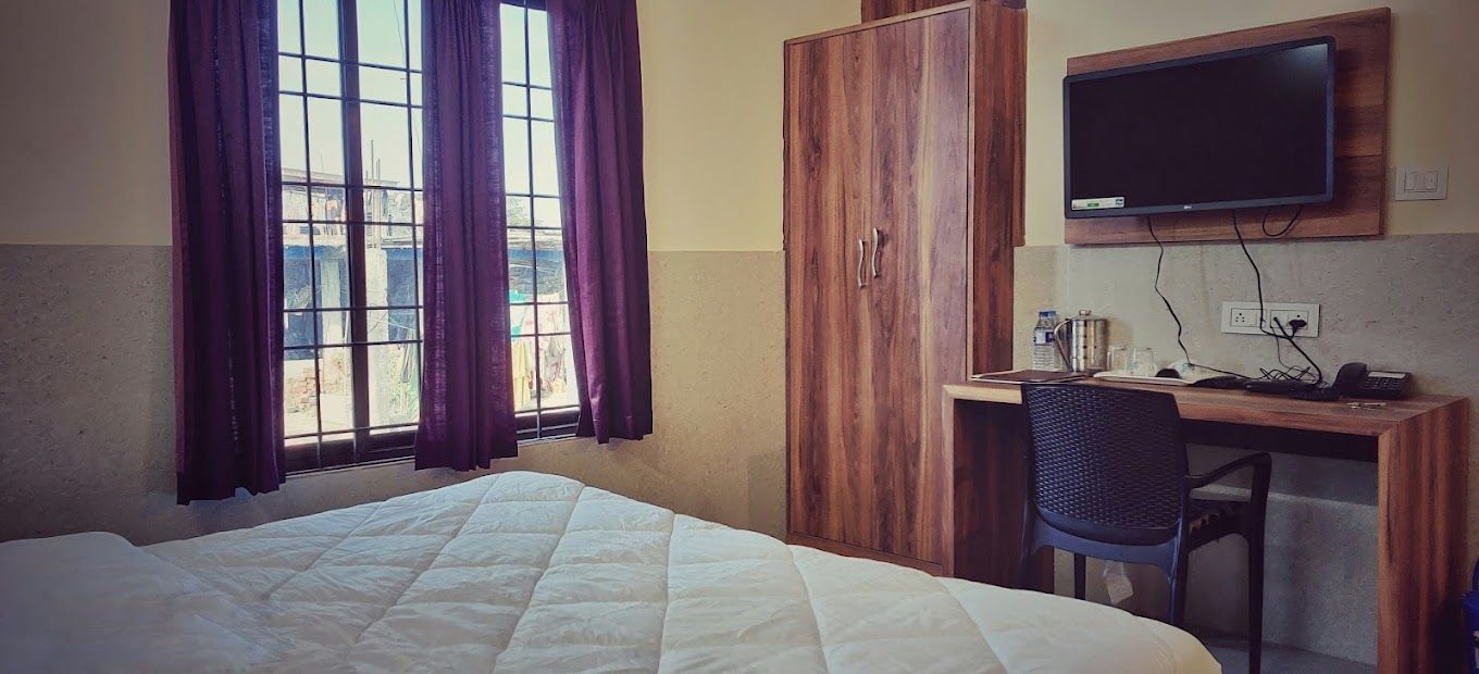 DELUXE AC ROOM