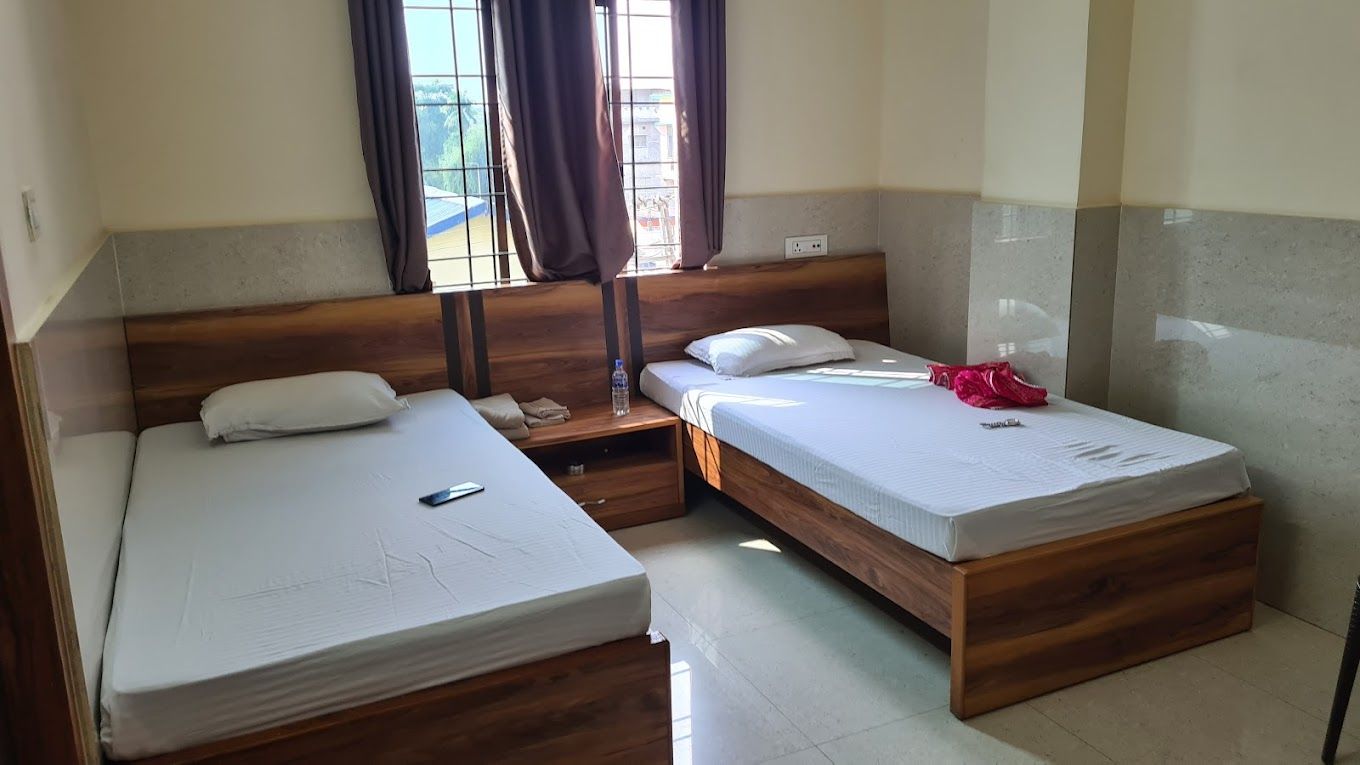 DELUXE AC ROOM