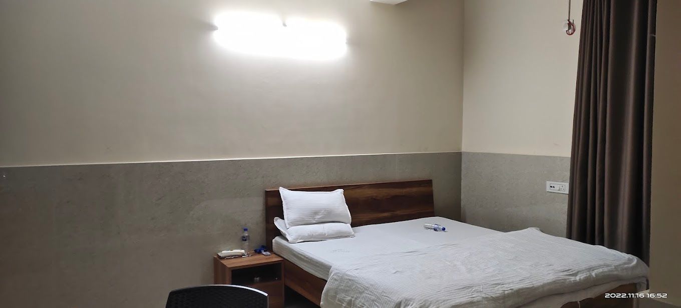 DELUXE AC ROOM