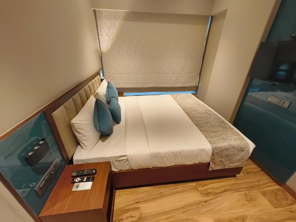 Premium Room triple unmarried couple, local id not allowed