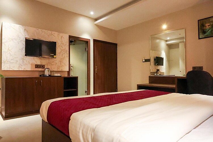 KING ROOM WITH MOUNTAIN VIEW