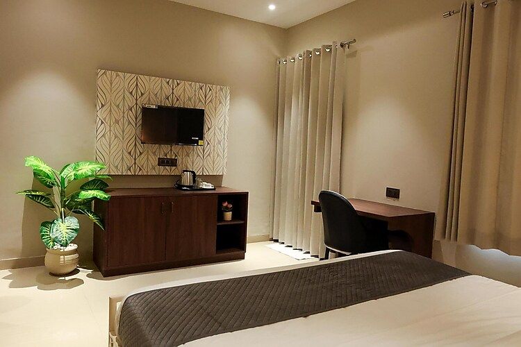 KING ROOM WITH BALCONY