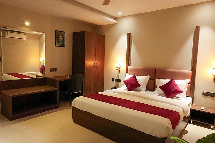 KING ROOM WITH MOUNTAIN VIEW