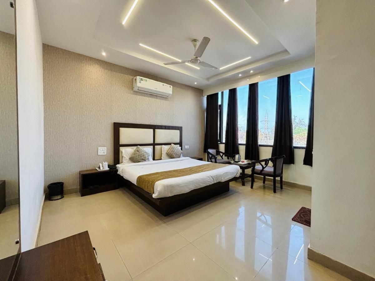 Hotel The Benz Deluxe Room With City View 2