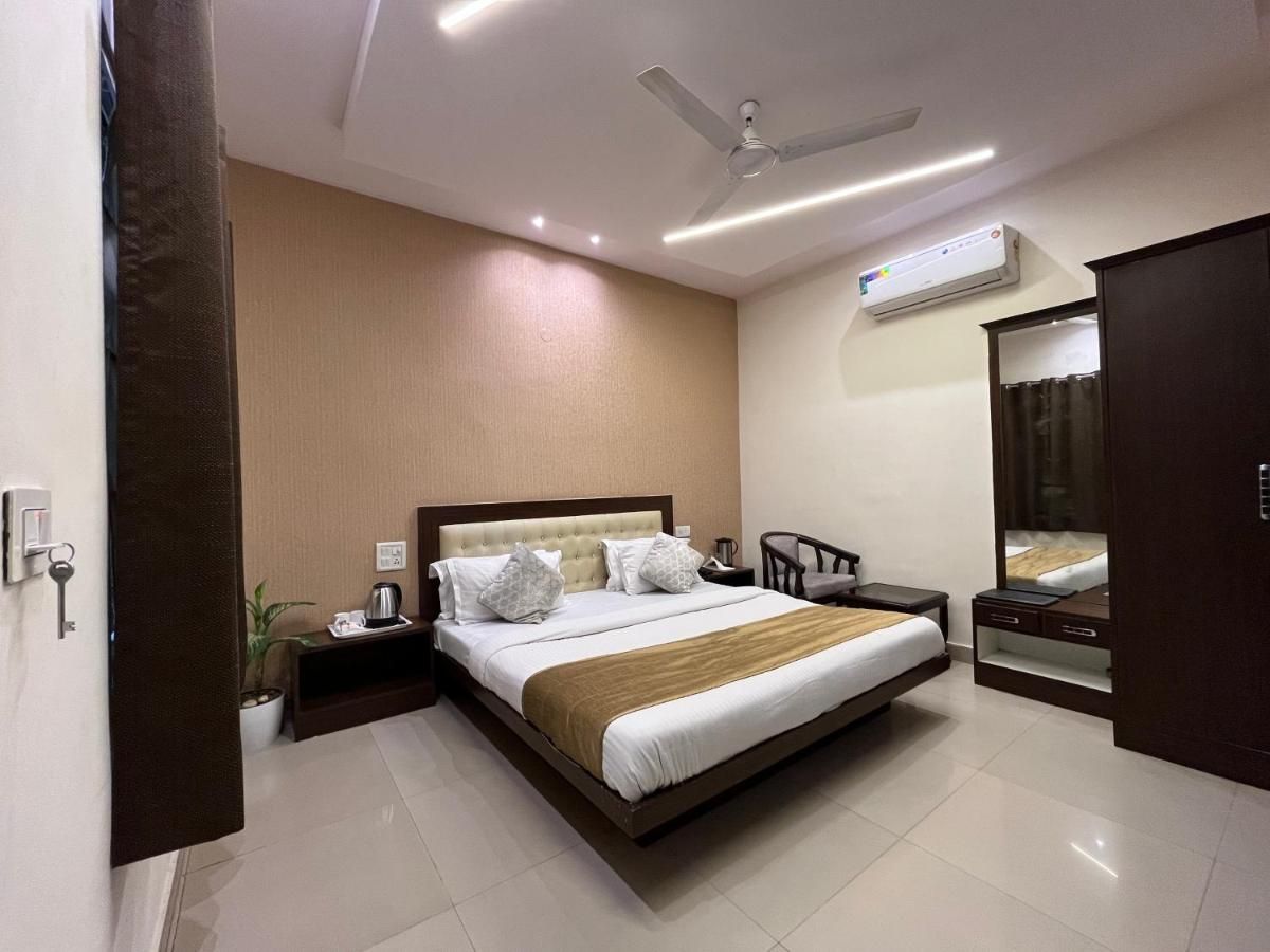Hotel The Benz Deluxe Room With City View 3