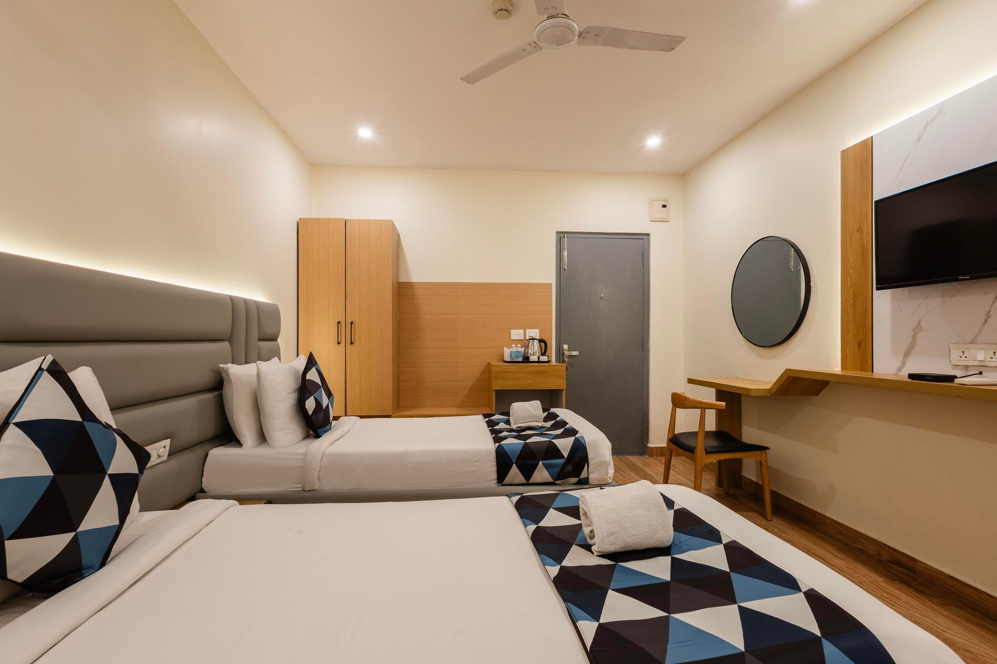 White Ridge Premium Hotel - Kondapur Deluxe Queen Room 3