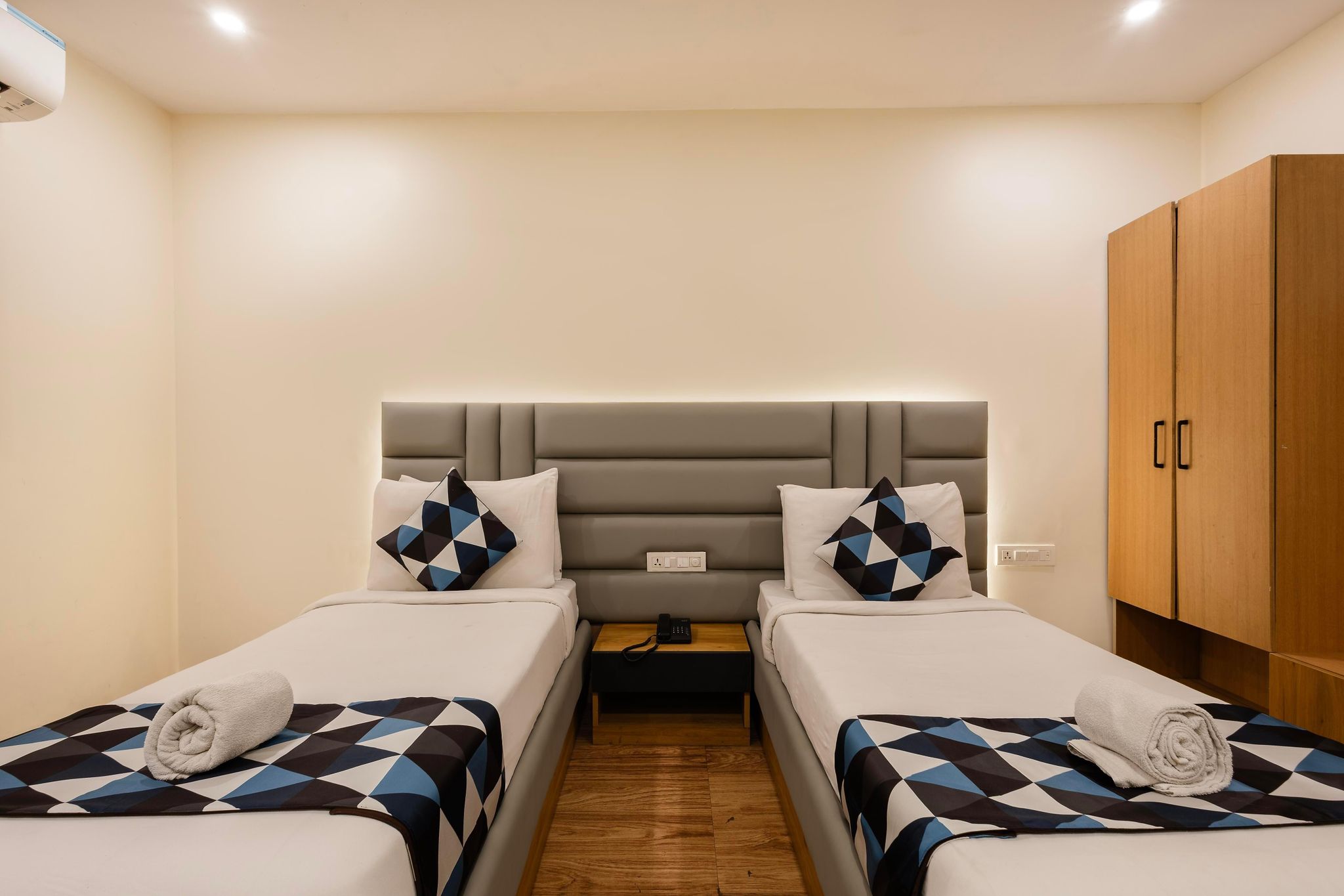 White Ridge Premium Hotel - Kondapur Deluxe Queen Room 4