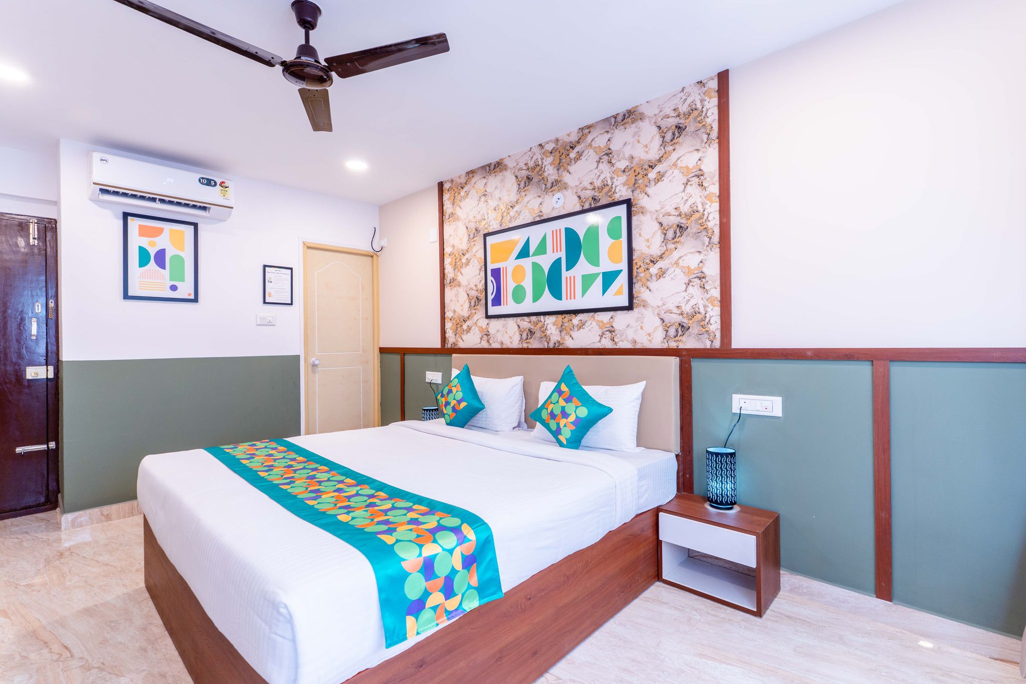 Treebo Emirates Suites Indiranagar Standard room 7