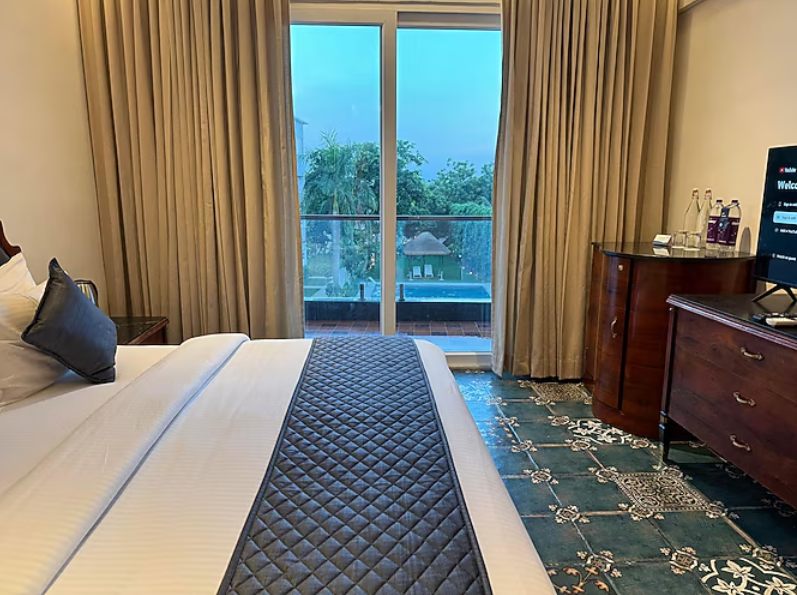 Jacuzzi Pool View Suite