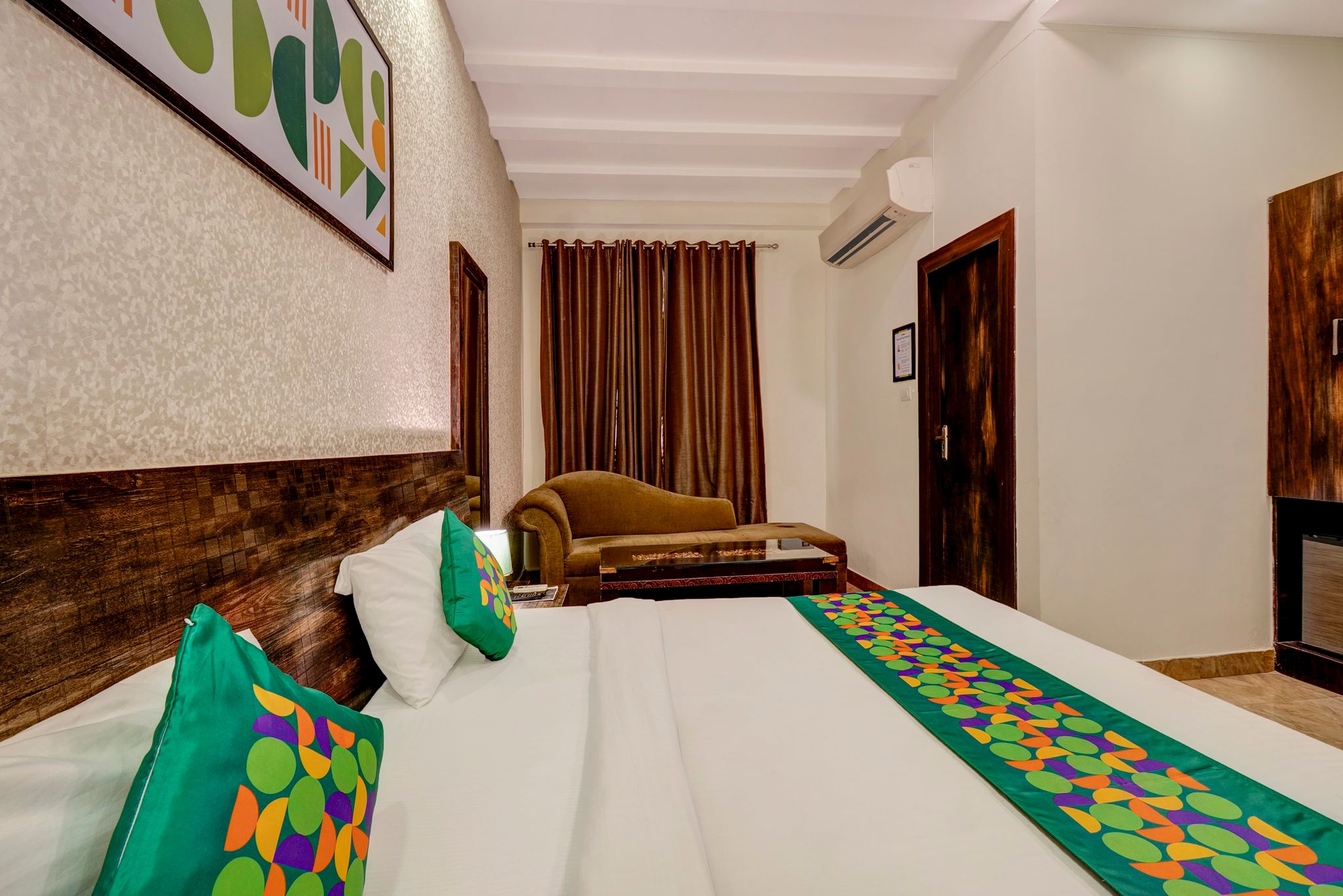 Treebo Masterprice Inn - 15 mins from Airport Deluxe Room 4