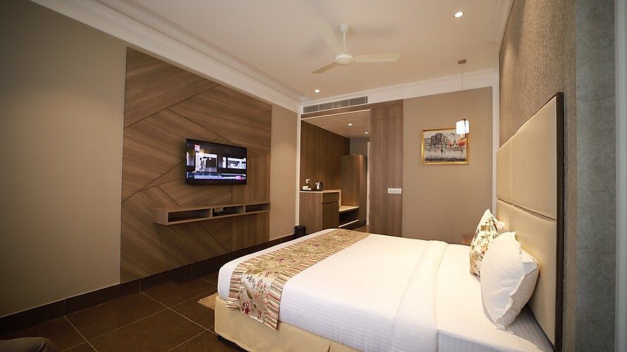 SUPERIOR ROOM KING BED