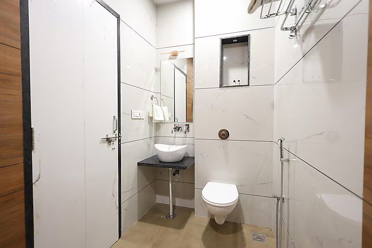 Deluxe Triple Room ( 1 Double Bed + 1 Single Bed )