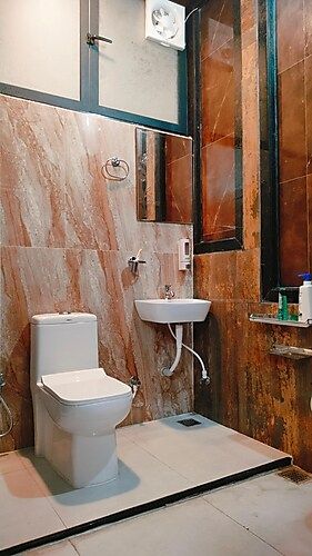 Amritam Palace A Luxury AC Home Stay LUXURY GLASS SUITE 5