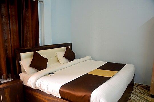 Hotel Shree Mahalaxmi DELUXE ROOM (Sangam Special Offer ) 5