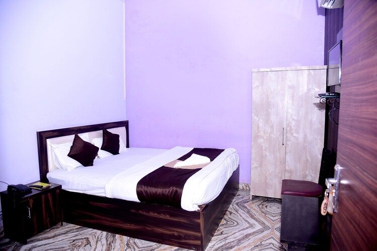 Hotel Shree Mahalaxmi DELUXE ROOM (Sangam Special Offer ) 3