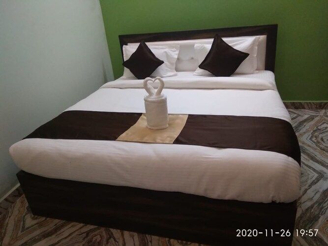 Hotel Shree Mahalaxmi DELUXE ROOM (Sangam Special Offer ) 7