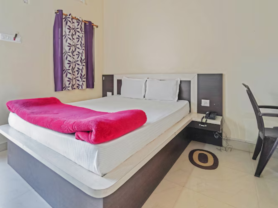 Hotel Seascape.(300 meters from Sea Beach) Classic Queen Bed Non AC Room (FIRST FLOOR) 2
