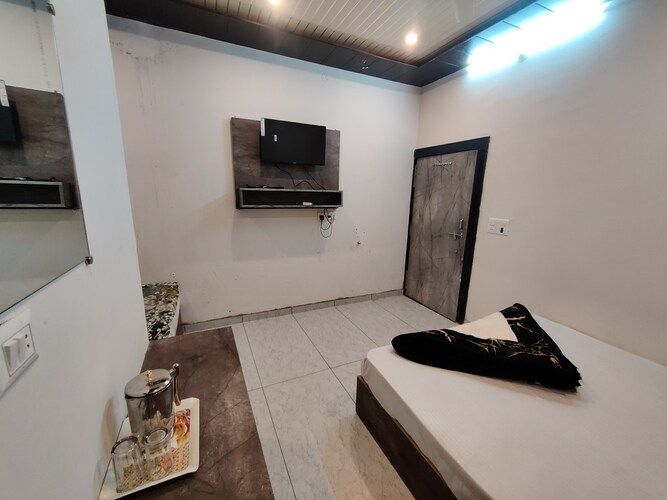 Hotel Raj Krishnam Khatushyam Ji Deluxe Triple Room 5