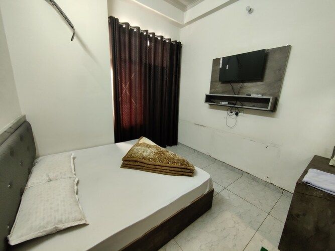 Hotel Raj Krishnam Khatushyam Ji Deluxe Triple Room 4