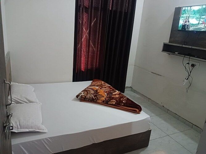 Hotel Raj Krishnam Khatushyam Ji Deluxe Double Room 4