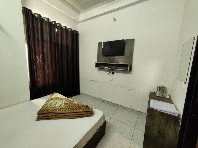 Hotel Raj Krishnam Khatushyam Ji Deluxe Triple Room 6