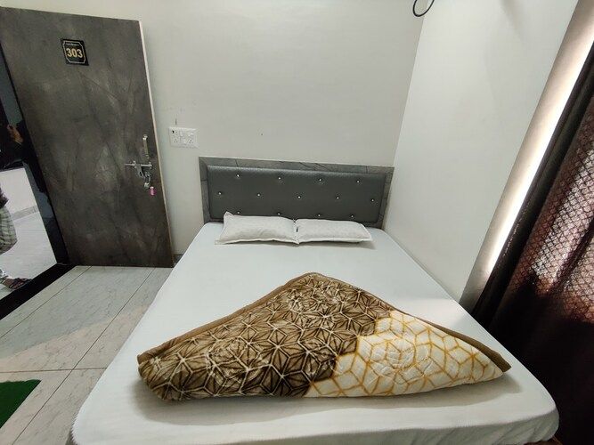 Hotel Raj Krishnam Khatushyam Ji Deluxe Double Room