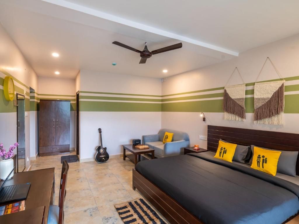 The Hosteller Dharamshala Deluxe Double Room with Balcony and Valley View