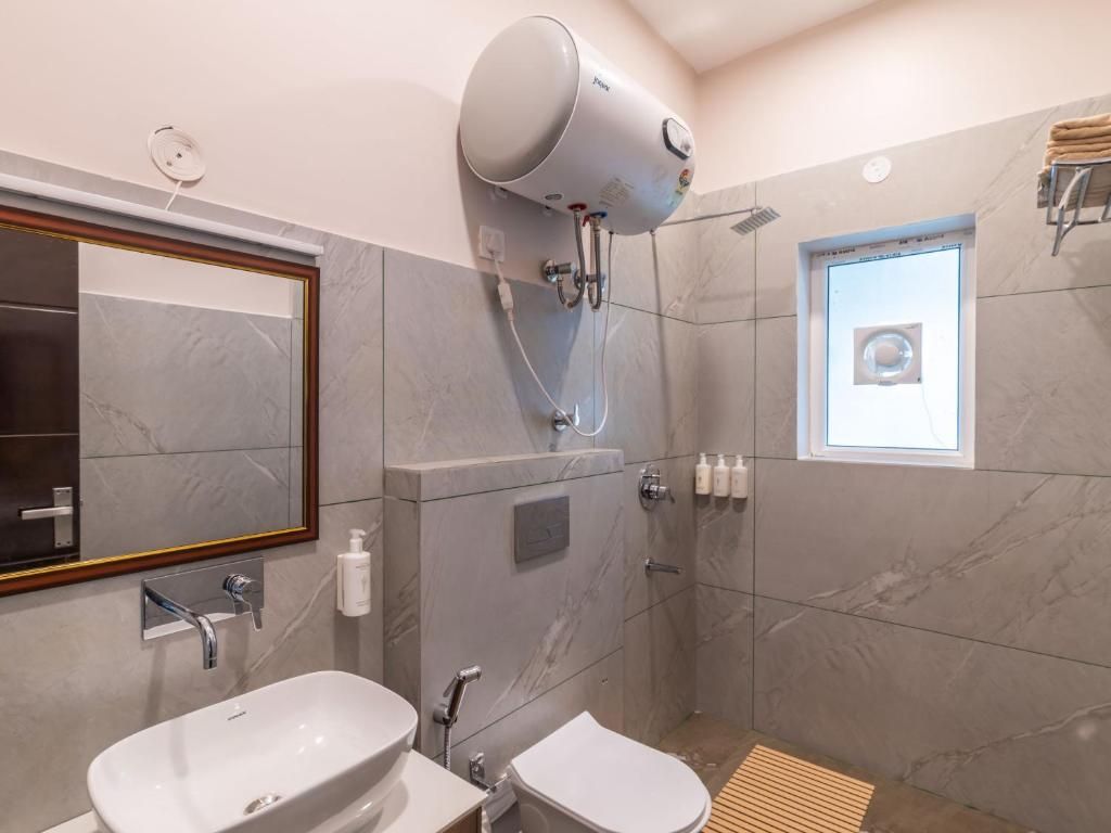 The Hosteller Dharamshala Deluxe Double Room with Balcony and Valley View 7