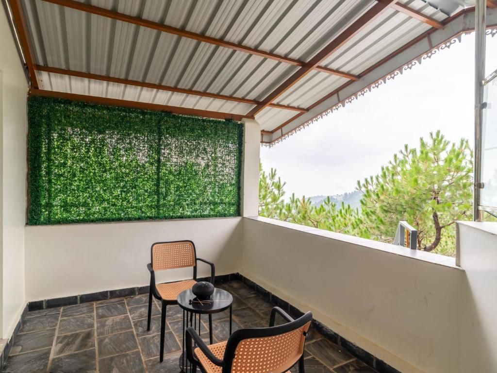 The Hosteller Dharamshala Deluxe Double Room with Balcony and Valley View 5