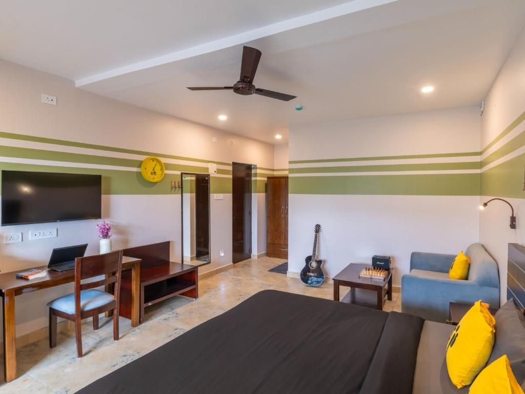 The Hosteller Dharamshala Deluxe Double Room with Balcony and Valley View 4