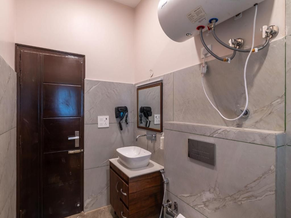 The Hosteller Dharamshala Deluxe Double Room with Balcony and Valley View 6