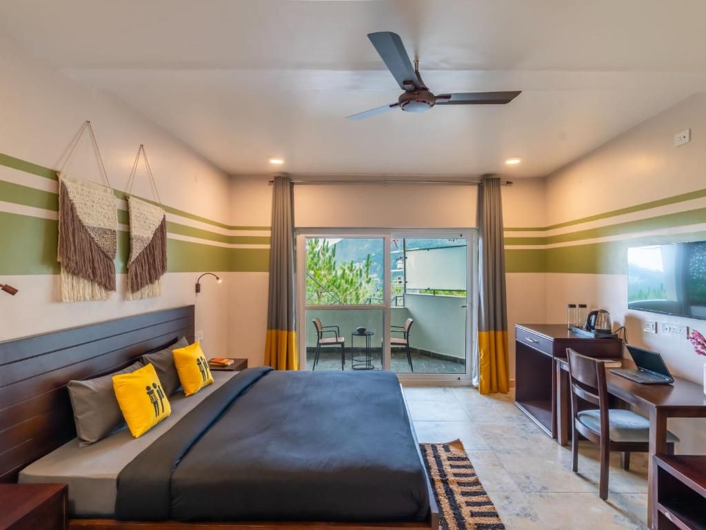 The Hosteller Dharamshala Deluxe Double Room with Balcony and Valley View 3