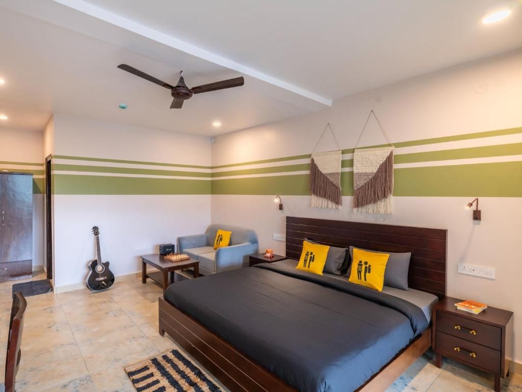 The Hosteller Dharamshala Deluxe Double Room with Balcony and Valley View 2