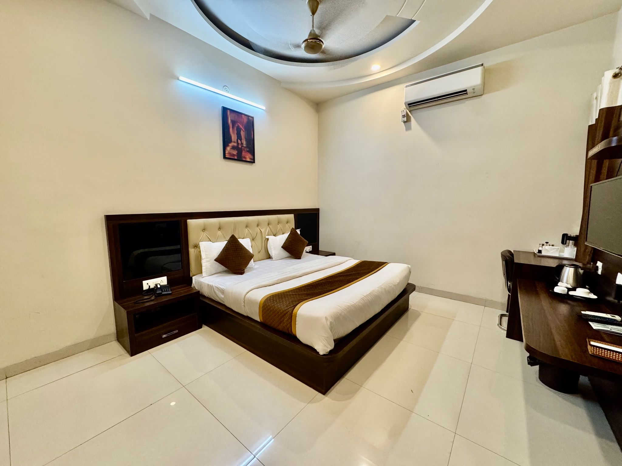 RR Hotel Suite Room 2