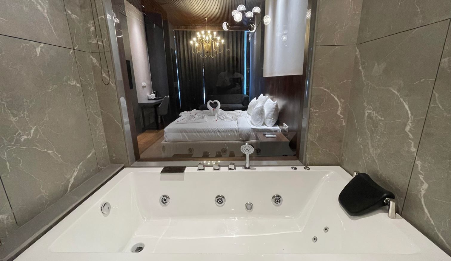 Deep Soaking Bathtub