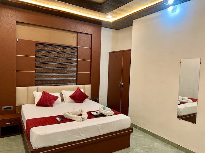 Shree Krishnam Inn Executive Room - Without Balcony 2