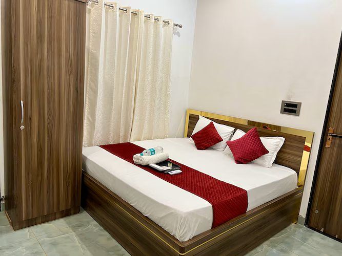 Shree Krishnam Inn Deluxe Room - 1 King Bed 3