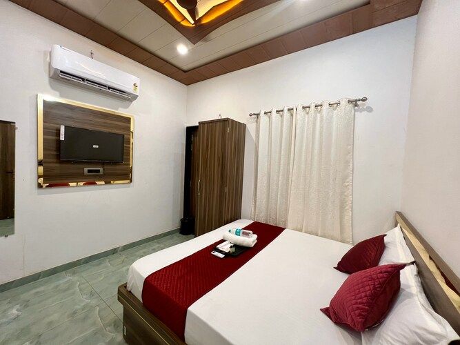 Shree Krishnam Inn Deluxe Room - 1 King Bed 2
