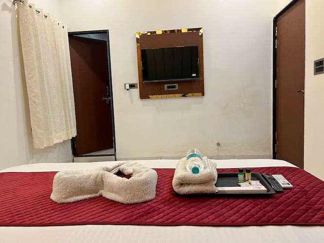 Shree Krishnam Inn Super Deluxe Room - 1 King bed 5