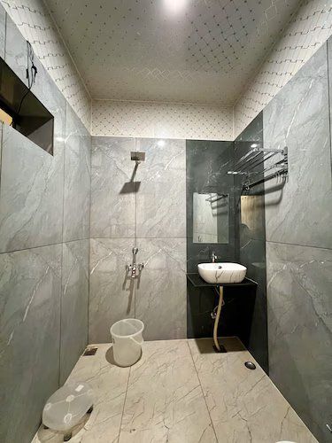 Shree Krishnam Inn Super Deluxe Room - 1 King bed 4