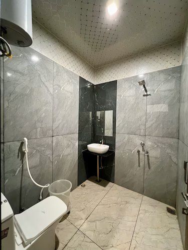 Shree Krishnam Inn Deluxe Room - 1 King Bed 4