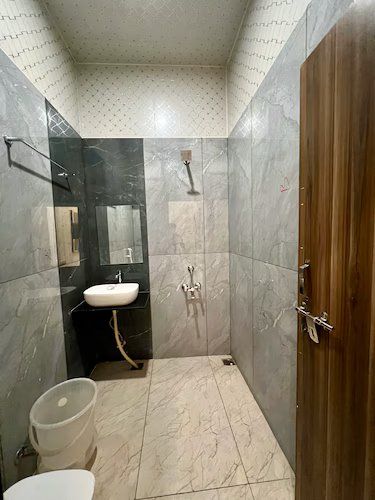 Shree Krishnam Inn Deluxe Room - 1 King Bed 5