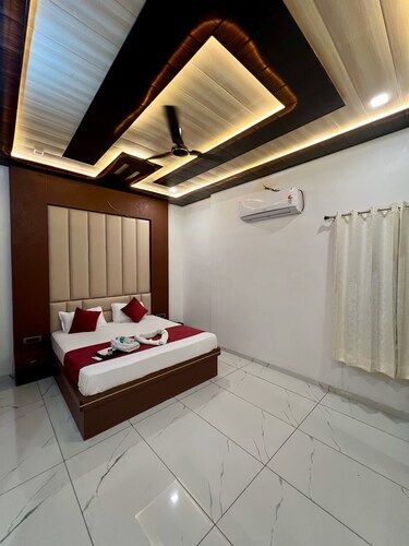 Shree Krishnam Inn Super Deluxe Room - 1 King bed 3