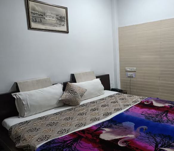 Gurjeet Hotel By Sakhi Inn Near Golden Temple Deluxe AC ROOM 3