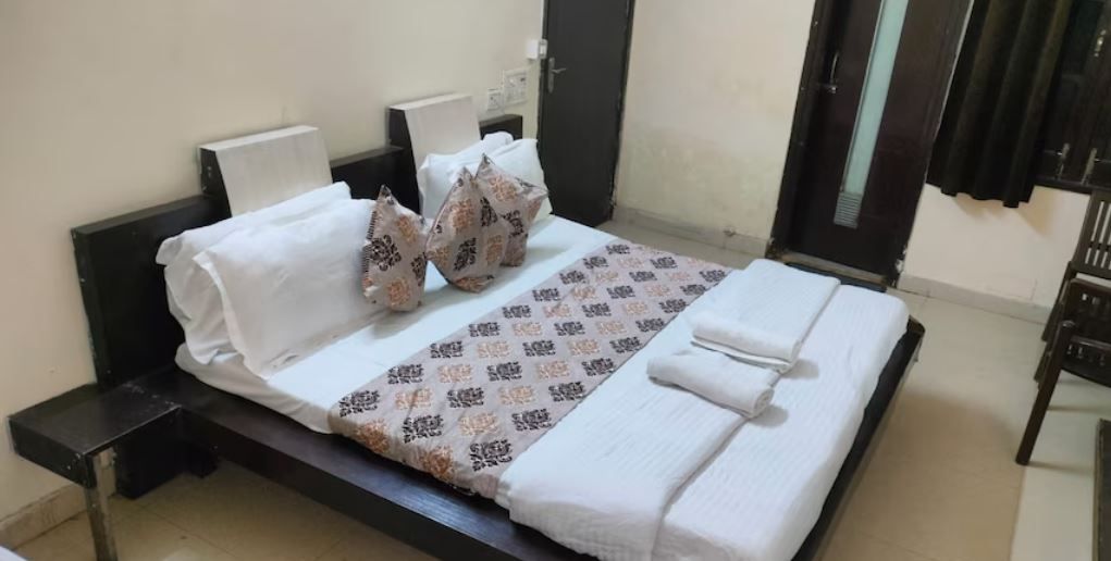 Gurjeet Hotel By Sakhi Inn Near Golden Temple Deluxe AC ROOM 2