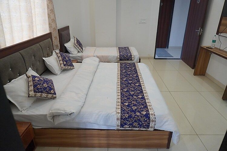 Hotel Raj Hans Deluxe Triple Room 1 Double Bed + 1 Single Bed  2