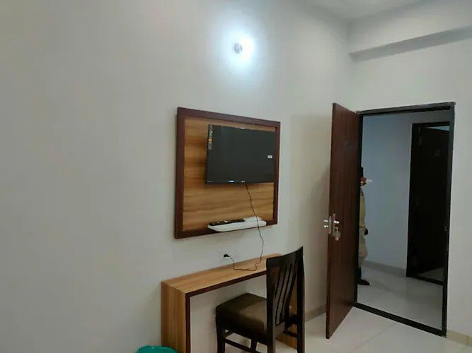 Hotel Raj Hans Deluxe Double Room 4