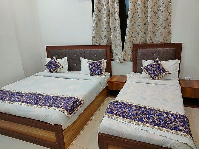Hotel Raj Hans Deluxe Triple Room 1 Double Bed + 1 Single Bed  4