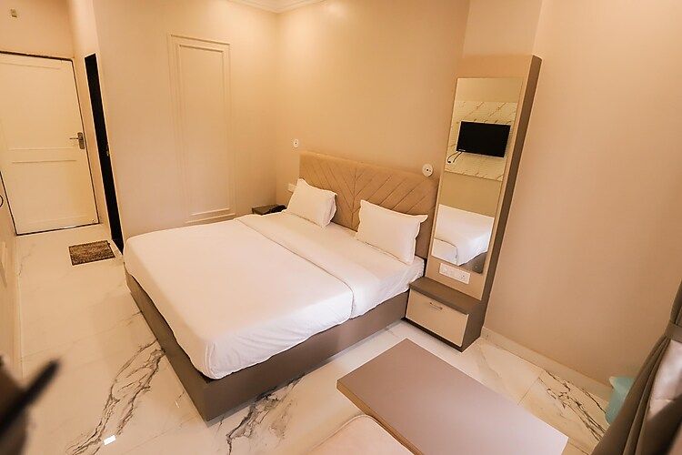 Hotel Indra Palace Deluxe Room 2