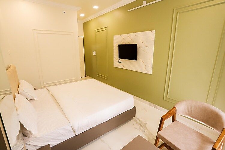 Hotel Indra Palace Deluxe Room 11